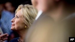 Demokrat Parti'nin en popüler başkan adayı, eski Dışişleri Bakanı Hillary Clinton, pazartesi günü Iowa eyaletinde yapılacak önseçimlere hazırlanıyor