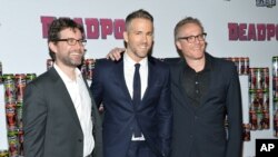 Aktor Ryan Reynolds, tengah, berpose bersama penulis naskah Rhett Reese, kiri dan Paul Wernick pada pemutaran khusus "Deadpool" di New York.