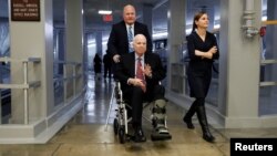 El senador John McCain se dirige al pleno del Senado durante una de las últimas votaciones en las que ha participado, el 6 de diciembre de 2017.