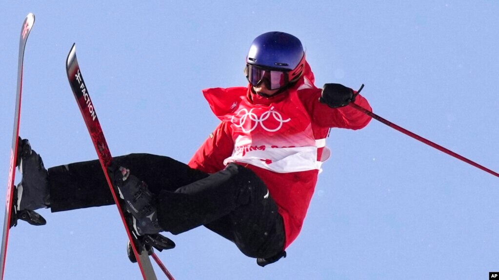 2022年2月18日，代表中国参赛的谷爱凌在张家口参加滑雪半管决赛。(photo:VOA)