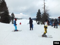 Skiers, many inspired by Olympic qualifier Mohammad Arif Khan, practice their skills in Gulmarg, Kashmir. (Bilal Hussain/VOA)