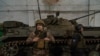 2022年2月19日，在离前线不远的乌克兰新卢甘斯克,一位乌克兰士兵守卫在基地。(美国之音博夏特拍摄)