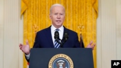 Presidenti Biden duke folur nga Shtëpia e Bardhë (24 shkurt 2022)