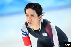 Atlet Taiwan Huang Yu-ting usai bertanding di nomor speed skating 500m putri pada Olimpiade Musim Dingin Beijing 2022 di National Speed Skating Oval di Beijing pada 13 Februari 2022. (Foto: AFP/Sebastien Bozon)