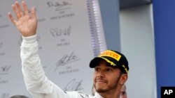 Le pilote Mercedes Lewis Hamilton célèbre sa victoire lors du Grand Prix de Formule 1 de Russie sur le circuit Autodrom à Sotchi, le 30 septembre 2018.