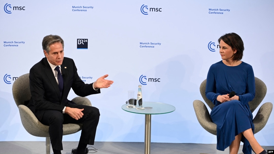 Госсекретарь Энтони Блинкен и министр иностранных дел Германии Анналена Бэрбок выступают на Мюнхенской конференции по безопасности, 18 февраля 2022 года