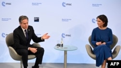 Госсекретарь Энтони Блинкен и министр иностранных дел Германии Анналена Бэрбок выступают на Мюнхенской конференции по безопасности, 18 февраля 2022 года