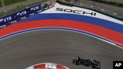 Pebalap Inggris Lewis Hamilton saat berlaga dalam Grand Prix F1 di sirkuit Sochi Autodrom, kota resor Sochi, Rusia 25 September 2020 (foto: dok). 