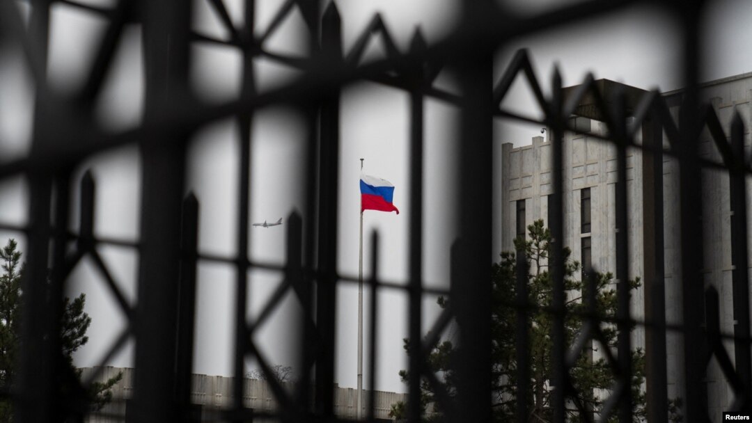 Arhiva - Ruska zastava vijori se iznad ambasade Ruske Federacije, u blizini Glover parka u Vašingtonu, 22. februara 2022.
