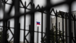 FILE - Bendera Rusia di atas Kedutaan Besar Federasi Rusia, dekat kawasan Glover Park, Washington, 22 Februari 2022.