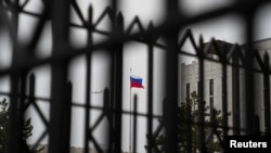 FILE - Bendera Rusia di atas Kedutaan Besar Federasi Rusia, dekat kawasan Glover Park, Washington, 22 Februari 2022.