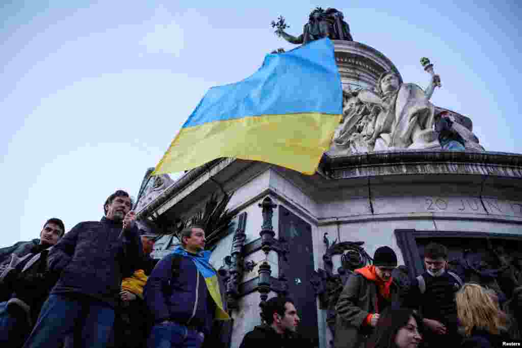 Un manifestante sostiene una bandera ucraniana en la Place de la Republique, en París, Francia.