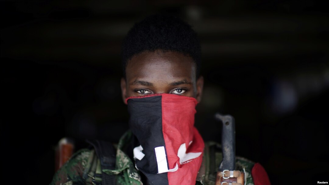 Un rebelde del Ejército Marxista de Liberación Nacional (ELN) de Colombia posa para una fotografía en las selvas del noroeste de Colombia, el 31 de agosto de 2017. Foto tomada el 31 de agosto de 2017. 