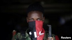 Un rebelde del Ejército Marxista de Liberación Nacional (ELN) de Colombia posa para una fotografía en las selvas del noroeste de Colombia, el 31 de agosto de 2017. Foto tomada el 31 de agosto de 2017. 