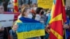 Запрете ја војната, да не гинат невини луѓе: Украински граѓани протестираа пред руската амбасада во Скопје