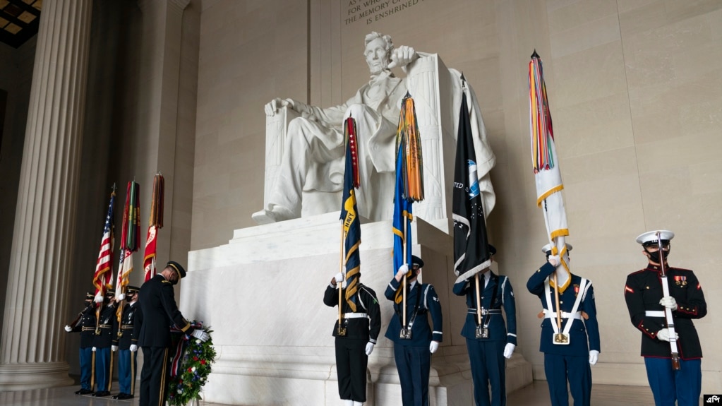 Başkent Washington'daki Lincoln anıtına doğumunun 213'üncü yılı şerefine düzenlenen törenle çelenk bırakıldı. 12 Şubat 2022. 