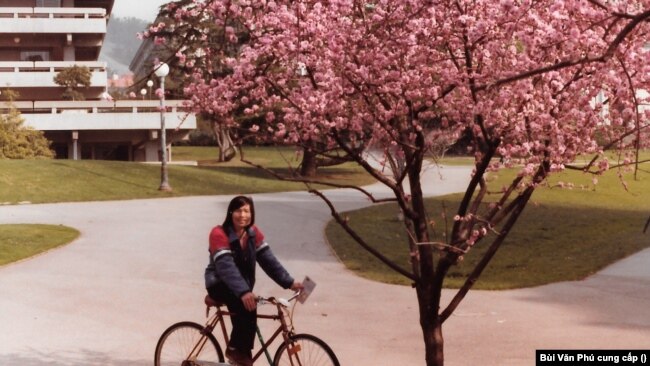 Hình chụp tác giả trước thư viện Moffitt, Đại học Berkeley năm 1981 (Ảnh tư liệu của Bùi Văn Phú)