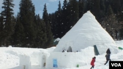 “World's largest” igloo cafe at a ski resort in Gulmarg, Kashmir. (Bilal Hussain/VOA)