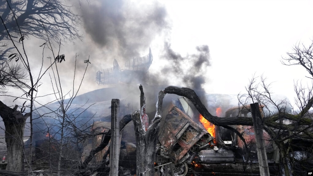 俄罗斯星期四早上对乌克兰东部发动空袭与导弹袭击，乌克兰马里乌波尔郊外一个军事设施的雷达和其他设备被炸毁。(2022年2月24日)(photo:VOA)