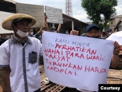 Perajin tahu tempe menggelar aksi atau mogok produksi di Depok, Jawa Barat pada Senin (21/2/2022). Foto: Paguyuban Dadi Rukun