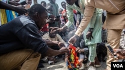 Para demonstran membakar bendera pelangi yang merupakan simbol gerakan LGBT dalam aksi protes di Dakar, Senegal, 20 Februari 2022. (Annika Hammerschlag/VOA)