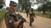 Des soldats burundais de la Mission des Nations Unies pour la paix en République centrafricaine (MINUSCA) et des légionnaires français Sangaris du Groupe tactique inter-forces Centurion pendant une patrouille à Sibut, au nord de Bangui, en Centrafrique, l