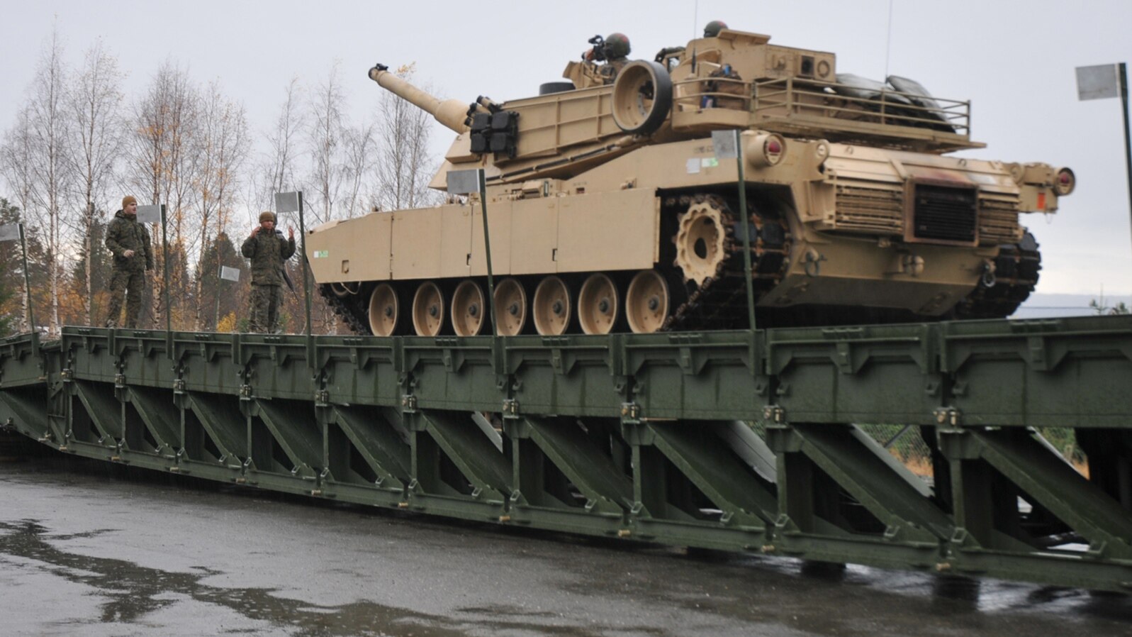 Arhiva - Tenk M1 Abrams natovaren na voz prelazi most u Helu, Norveška, 21. oktobra 2018.