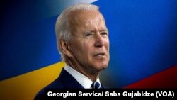 Претседателот на САД рече дека го брифирал украинскиот лидер за чекорите што САД планираат да ги преземат, откако Путин најави „воени операции“ во источна Украина