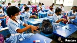 ক্লাসে হ্যান্ড স্যানিটাইজার ব্যবহার করছে শিক্ষার্থীরা। (ফাইল ফটো- রয়টার্স) 