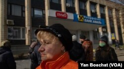 After early-morning bombs, families rushed to ATMs and grocery stores to prepare for further strikes on Feb. 24, 2022, in Slovyansk, Ukraine. (Yan Boechat/VOA)