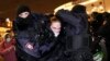 Policías detienen a un manifestante en San Petersburgo, Rusia, el jueves 24 de febrero de 2022. (Foto AP/Dmitry Lovetsky)