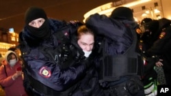 Policías detienen a un manifestante en San Petersburgo, Rusia, el jueves 24 de febrero de 2022. Cientos de personas se reunieron el jueves en los centros de Moscú y San Petersburgo para protestar contra el ataque de Rusia a Ucrania. Muchos de los manifestantes fueron detenidos. (Foto AP/Dmitry Lovetsky)