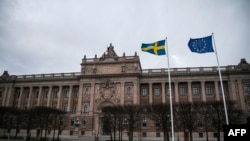 瑞典議會前飄揚的瑞典國旗和歐盟旗幟。（2020年4月16日）