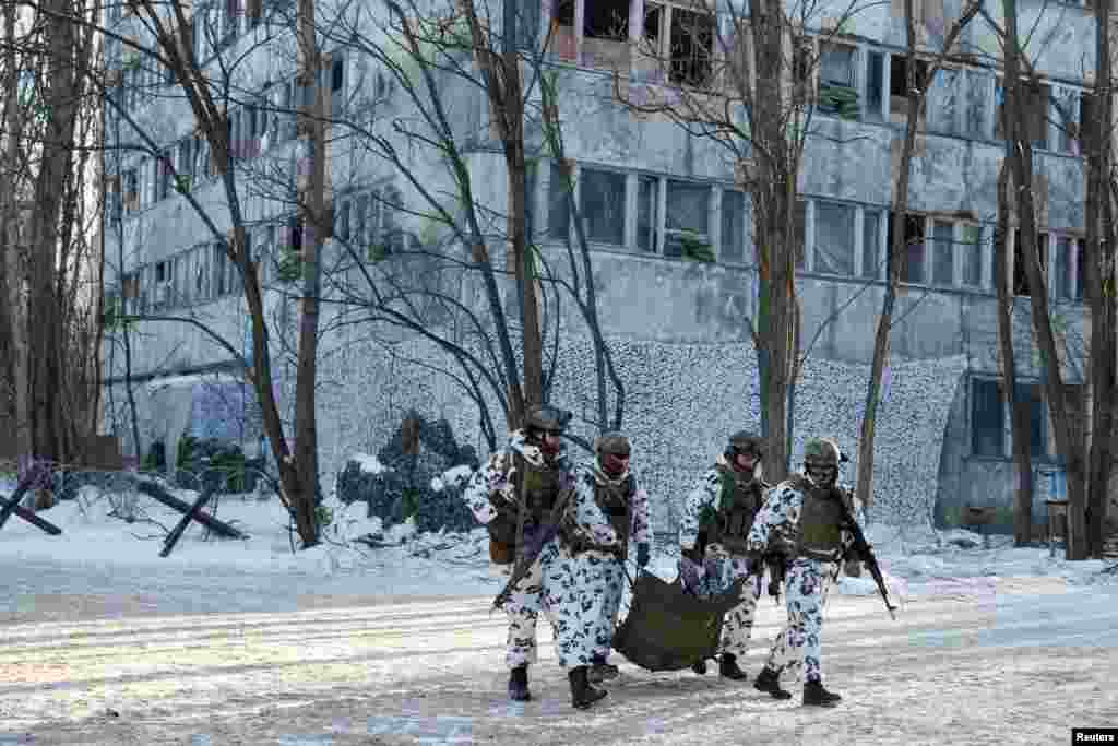 La Guardia Nacional de Ucrania simula una situación de crisis en un asentamiento urbano, en la ciudad abandonada de Pripyat, cerca de la planta de energía nuclear de Chernobyl.