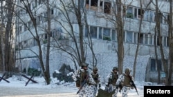 Ejercicios tácticos de la Guardia Nacional de Ucrania y ptras fuezas. Simulan una situación de crisis en un asentamiento urbano, en la ciudad abandonada de Pripyat, cerca de la planta de energía nuclear de Chernobyl, Ucrania, el 4 de febrero de 2022.