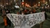 俄罗斯入侵乌克兰后，俄罗斯抗议群众2月24日在莫斯科举行抗议活动，他们手举的横幅上写着：乌克兰-和平 俄罗斯-自由。