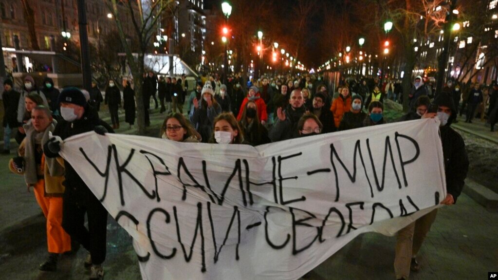 یوکرین پر حملے کے خلاف روس بھر میں مظاہرے، سینکڑوں افراد گرفتار