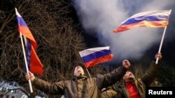 Milicianos pró-Rússia celebram anúncio de Moscovo de reconhecer independência de Donetsk e Luhansk (21 Fevereiro 2022)