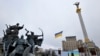 ARCHIVO - Un dron lleva una bandera nacional ucraniana sobre la Plaza de la Independencia para conmemorar el "Día de la Unidad" en Kiev, el 16 de febrero de 2022.