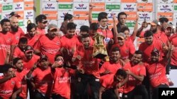 বাংলাদেশ প্রিমিয়ার লিগ (বিপিএল) জয়ের পর টুর্নামেন্টের ট্রফি নিয়ে পোজ দিচ্ছেন কুমিল্লা ভিক্টোরিয়ান্সের ক্রিকেটাররা।
