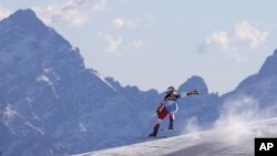 ARCHIVO - La suiza Priska Nufer entrena para la prueba de descenso en Cortina d'Ampezzo, Italia, el viernes 21 de enero de 2022 (AP Foto/Alessandro Trovati, archivo)