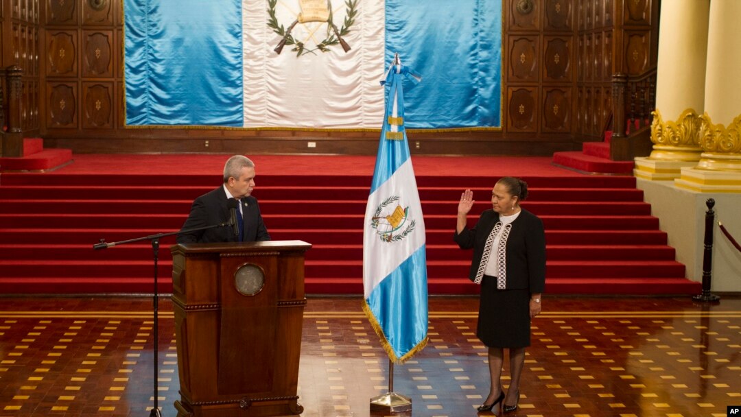 El Secretario General de la Presidencia de Guatemala, Carlos Adolfo Martínez, izquierda, juramenta a María Consuelo Porras Argueta como Fiscal General dentro del Palacio Nacional en la Ciudad de Guatemala, 16 de mayo de 2018. 