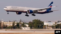 Боинг 777-3M0 российских авиалиний в израильском международном аэропорту Бен-Гурион