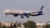 Aeroflot-Russian Airlines Boeing 777-3M0 mendarat di Bandara Internasional Ben Gurion Israel di Lod, timur Tel Aviv. (Foto: AFP/Jack Guez)