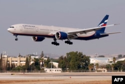 Pesawat Boeing 777-3M0 milik maskapai penerbangan Rusia Aeroflot, mendarat di Bandara Internasional Ben Gurion Israel di Lod, sebelah timur Tel Aviv, 3 Agustus 2020. (JACK GUEZ / AFP)