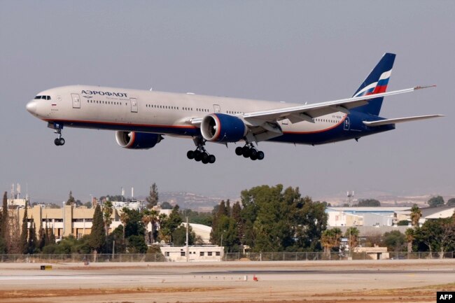Pesawat Boeing 777-3M0 milik maskapai penerbangan Rusia Aeroflot, mendarat di Bandara Internasional Ben Gurion Israel di Lod, sebelah timur Tel Aviv, 3 Agustus 2020. (JACK GUEZ / AFP)