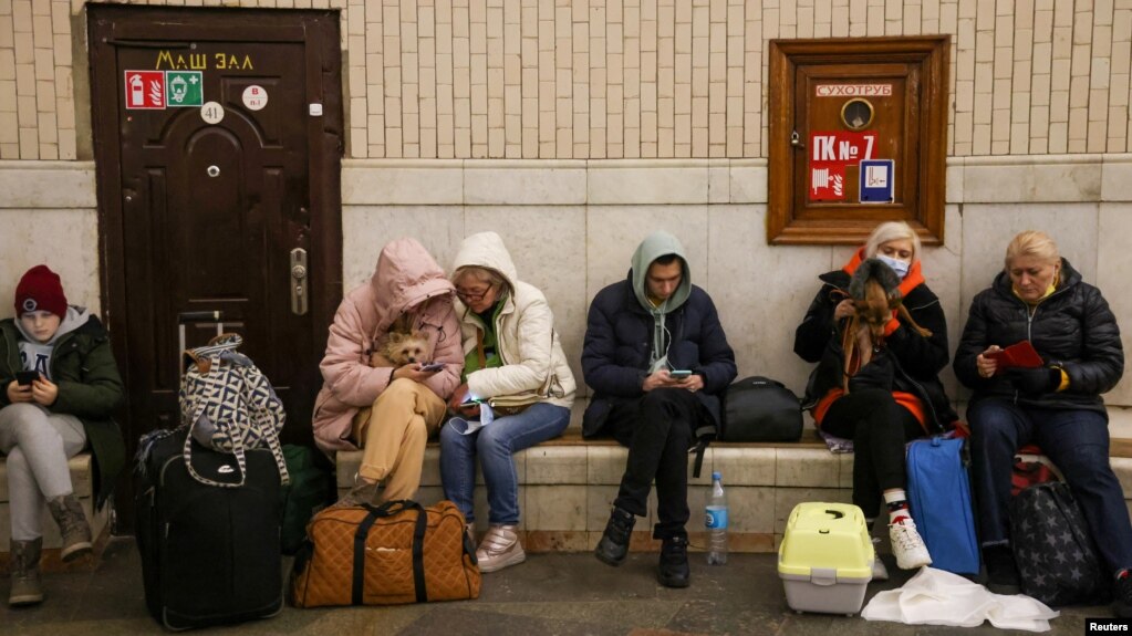 Metro trở thành hầm trú ẩn cho người dân ở thủ đô Kyiv. 