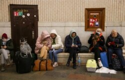 Personas se refugian en una estación de metro de Kiev el 24 de febrero de 2022. REUTERS/Umit Bektas