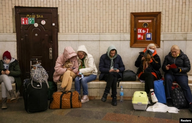 Personas se refugian en una estación de metro de Kiev el 24 de febrero de 2022. REUTERS/Umit Bektas