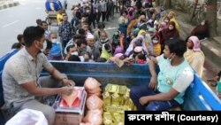 ফাইল ছবি-টিসিবি ট্রাকের সামনে নারী-পুরুষের দীর্ঘ লাইন। (ছবি- রুবেল রশীদ)